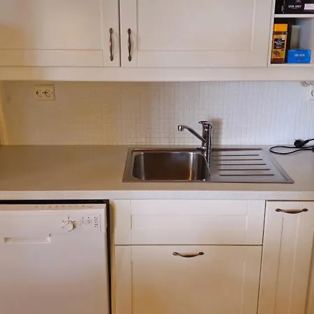 Quiet Lakeside Forest Escape * 이마트라