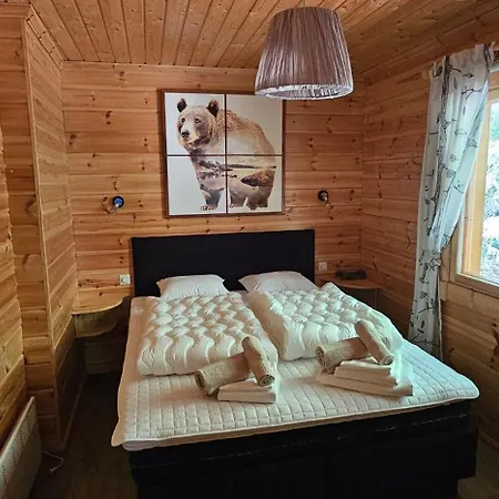 Quiet Lakeside Forest Escape 샬레