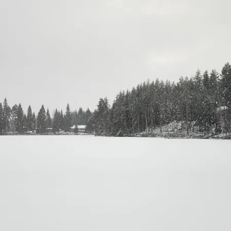 Quiet Lakeside Forest Escape 이마트라