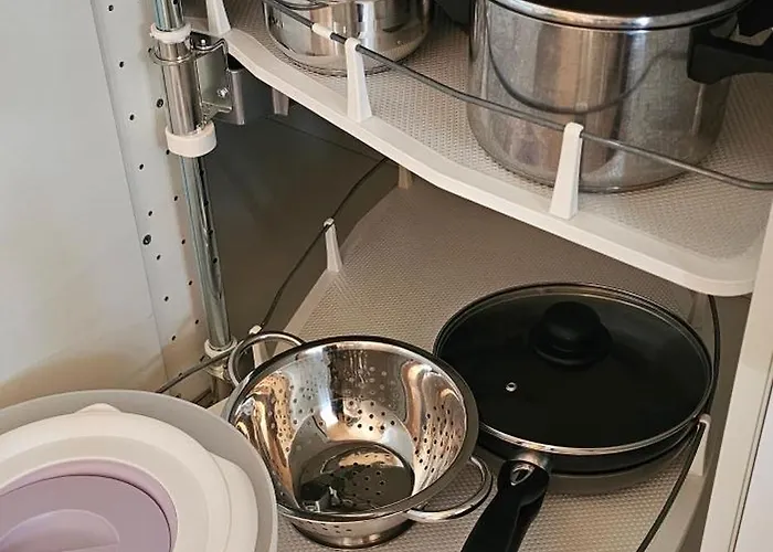 Quiet Lakeside Forest Escape 이마트라