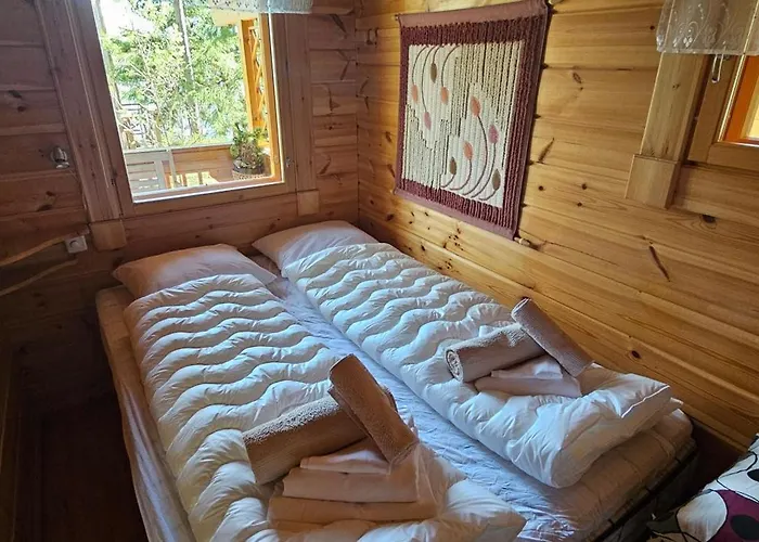 Quiet Lakeside Forest Escape 이마트라