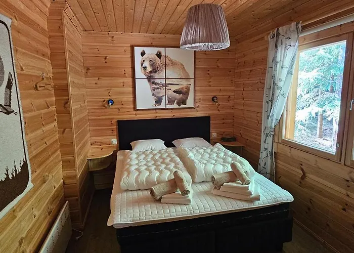 Quiet Lakeside Forest Escape 샬레