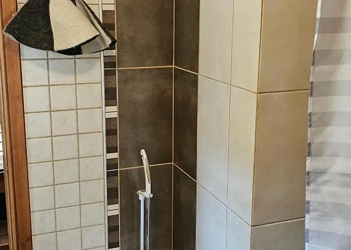 Quiet Lakeside Forest Escape 이마트라