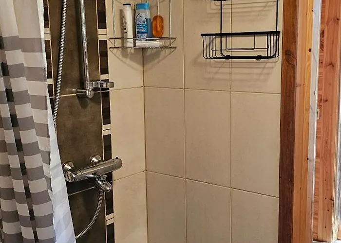 Quiet Lakeside Forest Escape * 이마트라