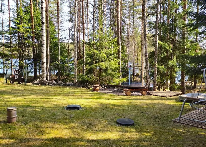 Quiet Lakeside Forest Escape 샬레