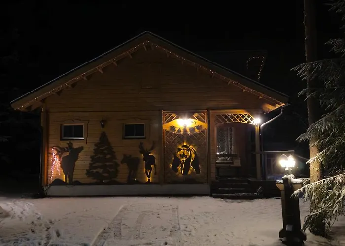 Quiet Lakeside Forest Escape 샬레